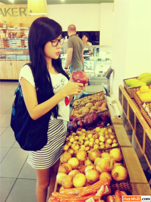 Elly Trần tinh nghịch trong siêu thị 12