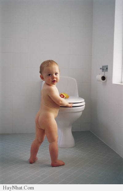 anh vui 2013 khi tre con vao nha ve sinh