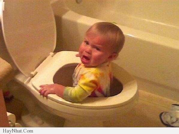 anh vui 2013 khi tre con vao nha ve sinh