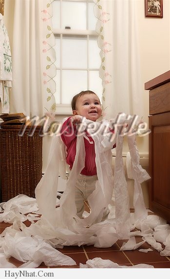 anh vui 2013 khi tre con vao nha ve sinh