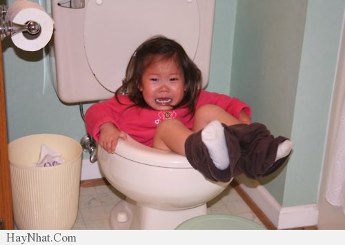anh vui 2013 khi tre con vao nha ve sinh