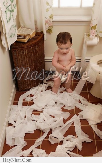 anh vui 2013 khi tre con vao nha ve sinh