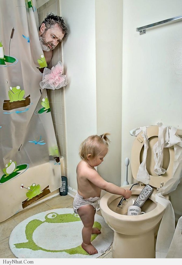anh vui 2013 khi tre con vao nha ve sinh