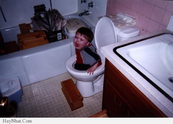 anh vui 2013 khi tre con vao nha ve sinh