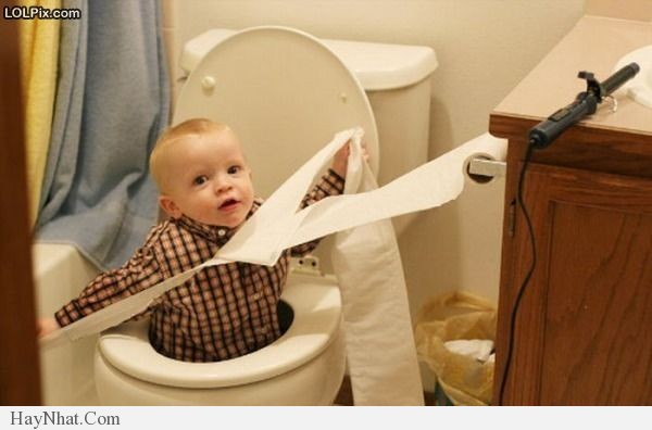 anh vui 2013 khi tre con vao nha ve sinh