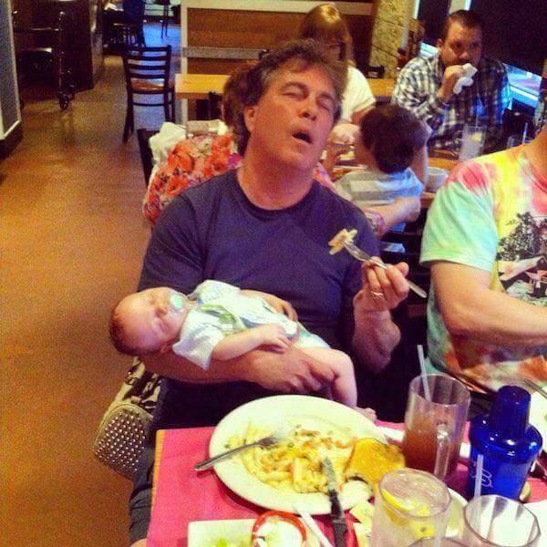 khi các ông bố trông con