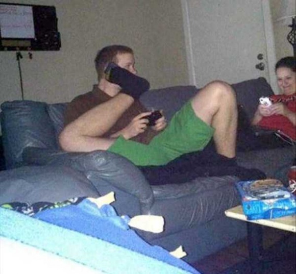 Khoảnh khắc hài hước của dân nghiện điện thoại và máy tính 25