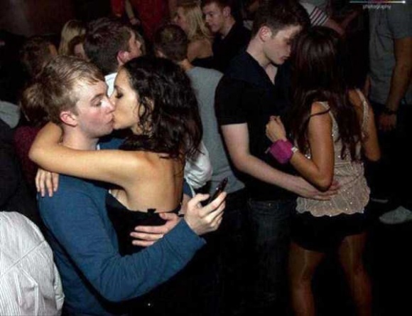 Khoảnh khắc hài hước của dân nghiện điện thoại và máy tính 20